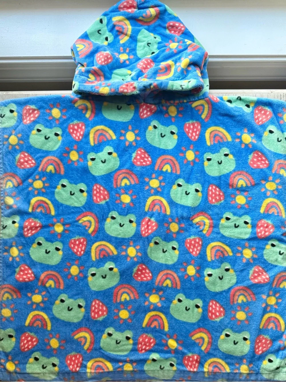 Kids Towel Poncho with Hood One Size Rainbows & frogs EUC